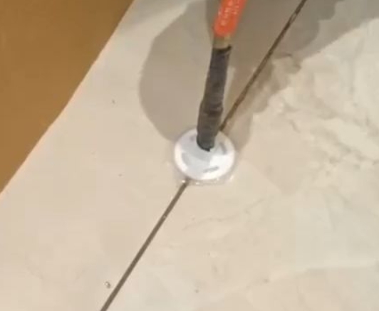 杭锦后旗瓷砖空鼓维修公司专业解答瓷砖在铺贴过程中，如果没有涂抹均匀到位的粘结材料（如水泥砂浆或瓷砖胶），可能会导致以下问题